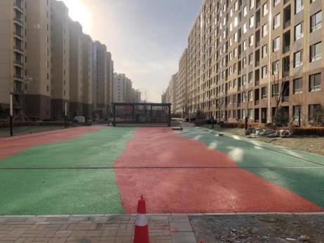 （图9：青棠湾小区里透水混凝土铺装的小广场）.jpg
