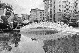 图1：降雨造成林语山庄路积水，最深处约80厘米。昨天，经过水务部门紧急作业，路面积水已排空。.jpg