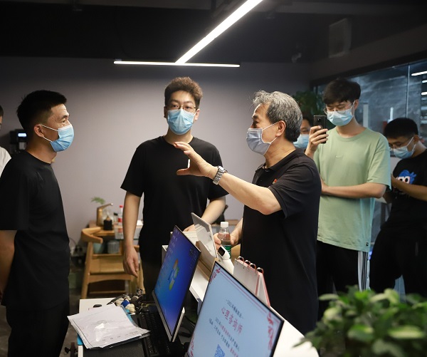 汪政良（左三）向洗车店老板普及节水设施规范.jpg