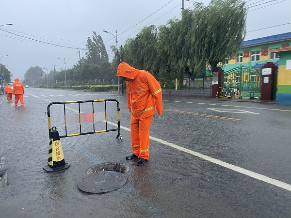 图2：雨中值守.jpg