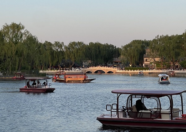 图片1：今年“五一”期间，市民乘船游河湖。.jpg