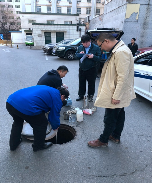 16采集水样.png