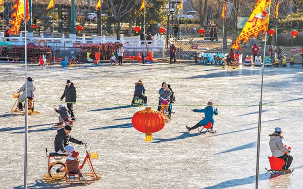 市民在西海子公园的正规冰场玩耍。 陈啟亮摄.jpg