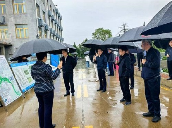 听取汇报.jpg