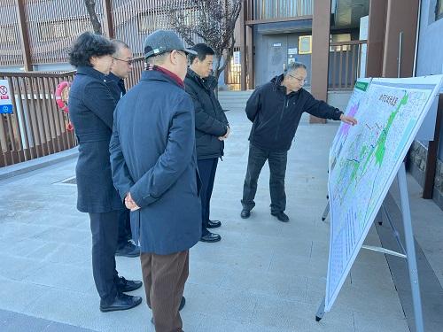 听取汇报.jpg 听取汇报.jpg