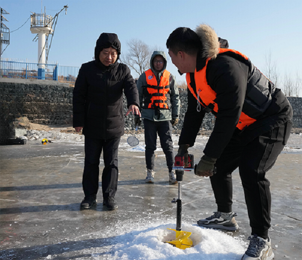 李国英调研郑家屯水文站水下测量情况.png
