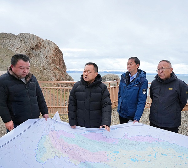 李国英调研纳木错保护治理工作4.jpg