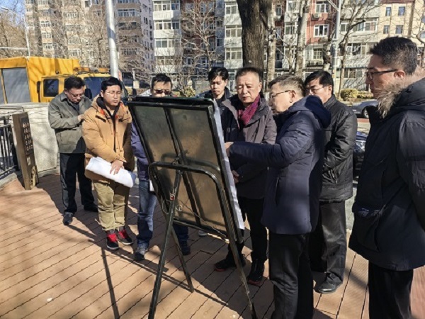 听取情况介绍.jpg
