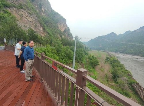 现场查看白河怀柔段滨水空间开放共享工作.jpg