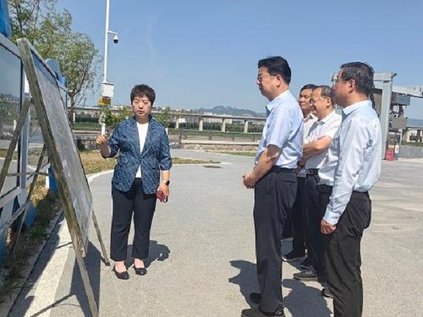 听取汇报.jpg