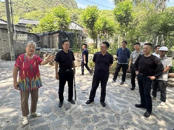 检查门头沟山洪沟道治理情况.jpg
